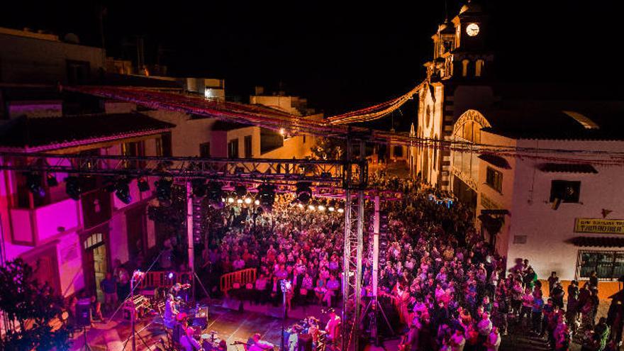 El espectáculo de Domingo Rodríguez, anoche, en el pueblo de Artenara.