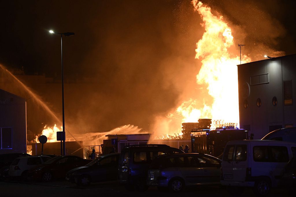 Estas son las imágenes que el aparatoso incendio de Puente Tocinos ha dejado este sábado