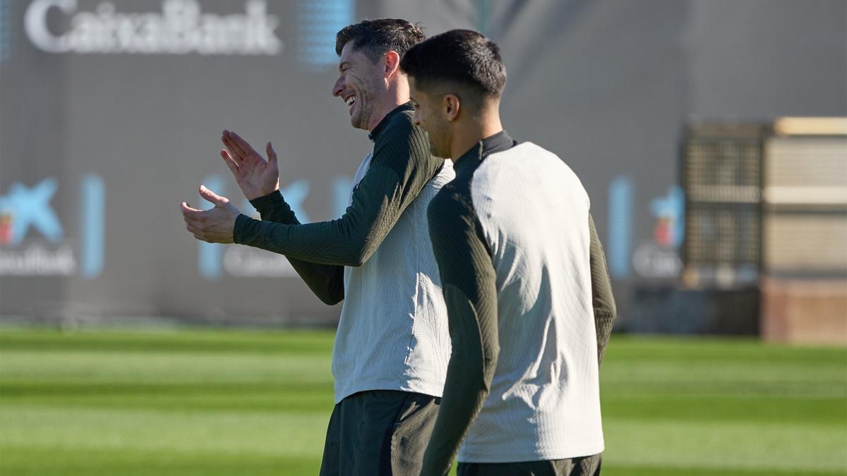 Robert Lewandowski sonríe en el entrenamiento previo al FC Barcelona - Atlético de Madrid