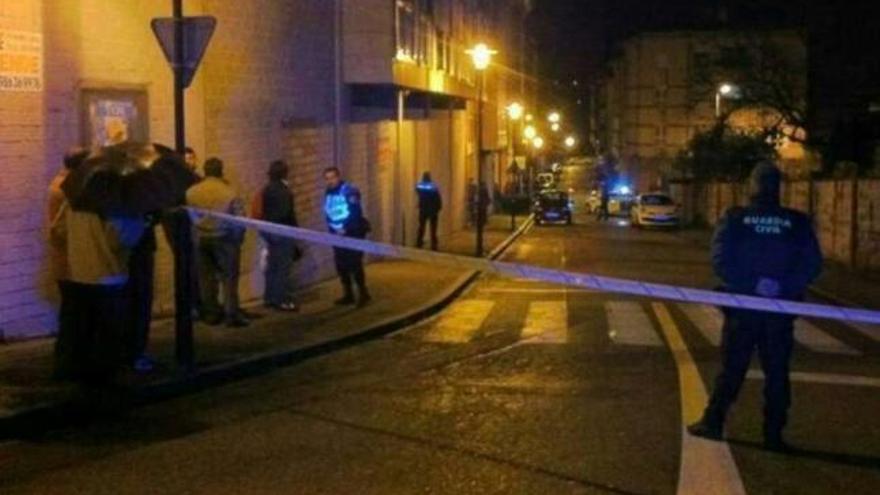 El entorno del edificio donde reside la víctima permaneció acordonado hasta bien entrada la noche.