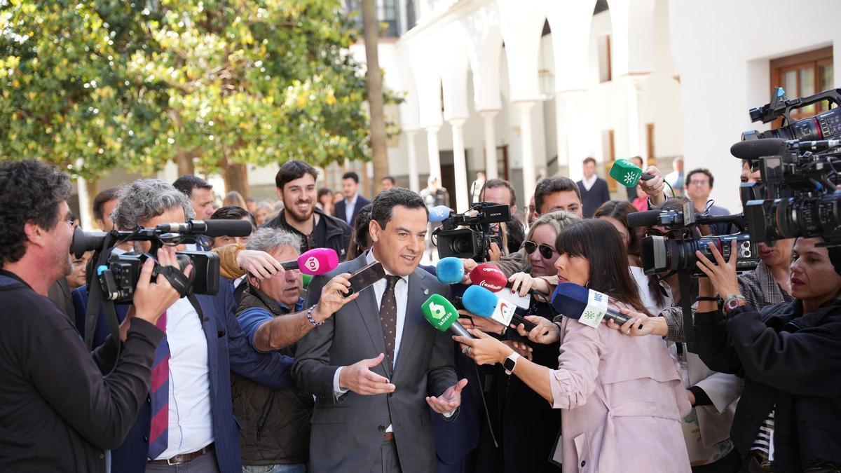 Juanma Moreno atiende a los medios a su llegada a la sesión de control del Gobierno.