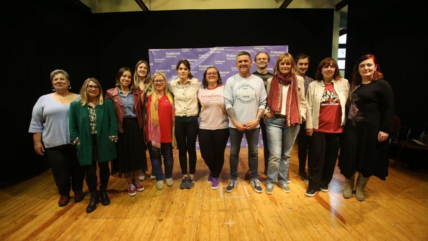 Candidatas y candidatos de Podemos, con Isa Serra (sexta por la izquierda), ayer en Posada de Llanera. | I. G.