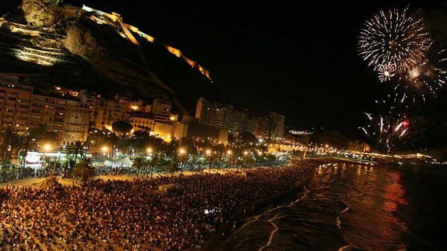 El público llenó la playa del Postiguet para ver el primer castillo de fuegos tras las Hogueras.