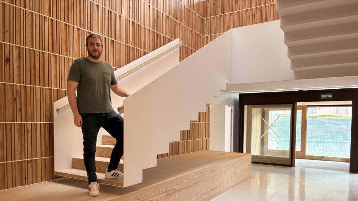 L'alcalde, Albert Coberó, al bestívul del nou edifici