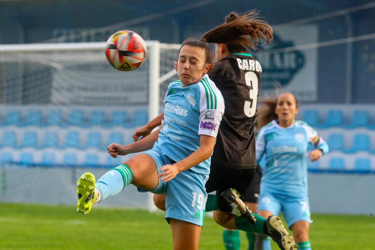 Tati Barcia en una disputa aérea con Carol.