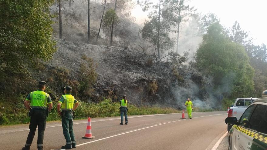 El fuego ataca sin parar en Grado y se busca a los incendiarios: tras controlar el foco de Peñaflor, surgen otros dos en menos de 3 horas