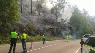 El fuego ataca sin parar en Grado y se busca a los incendiarios: tras controlar el foco de Peñaflor, surgen otros dos en menos de 3 horas