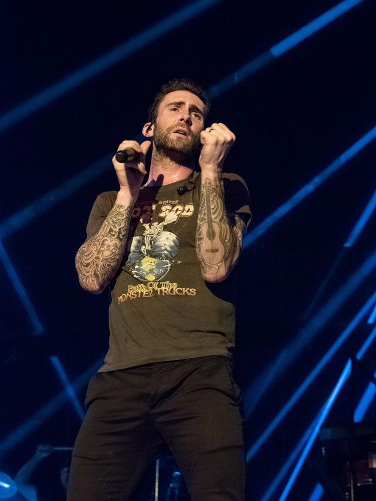 Adam Levine cantando en Lisboa