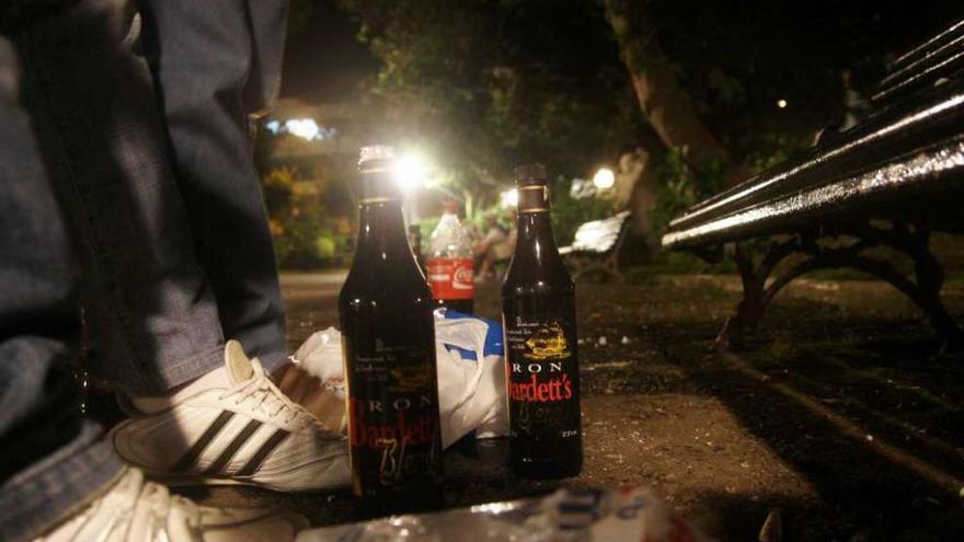 Varios jóvenes realizan &#039;botellón&#039; en un parque de A Coruña.