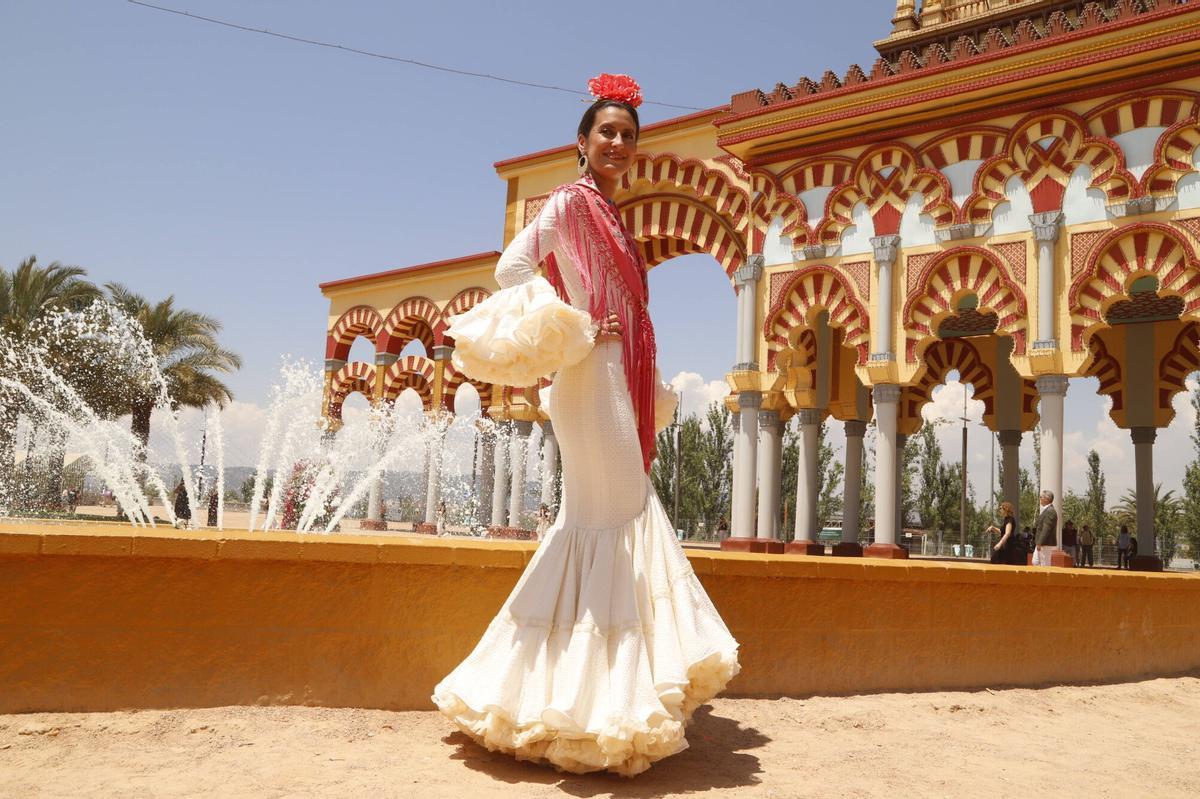 Los últimos volantes de la Feria de Córdoba: los trajes de gitana se despiden de El Arenal