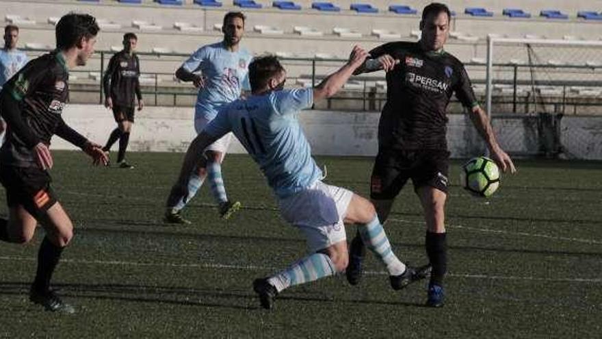 Un futbolista del Moaña pugna con uno del Barbadás. // Santos Álvarez