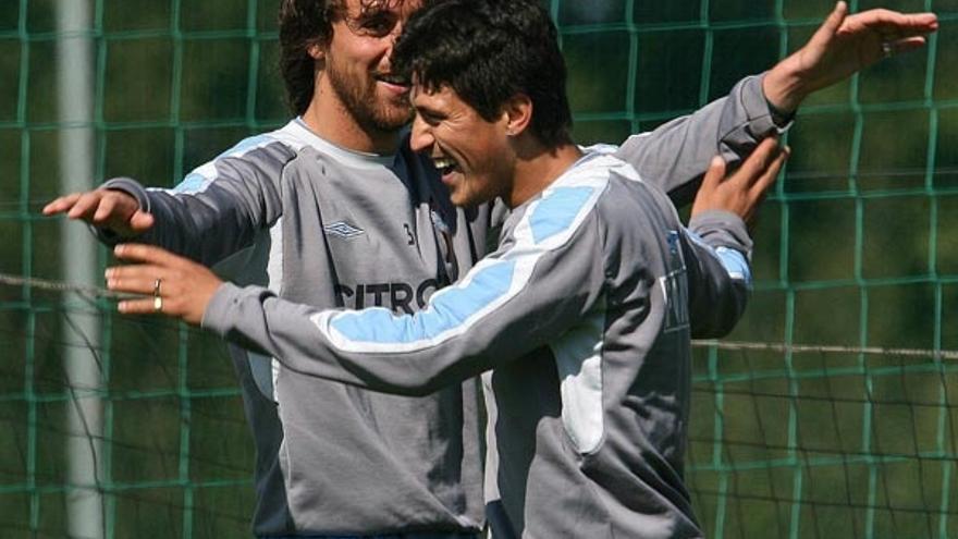 Matías Lequi y Fabián Canobbio bromean durante un ejercicio en un entrenamiento en el campo de A Madroa.