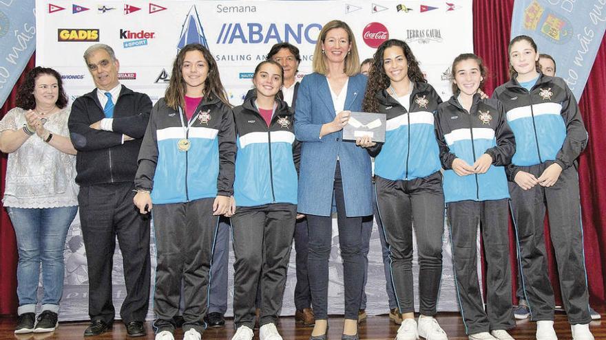 Carmen Fernández, con el C.R. Vilaxoán, mejor batel femenino.