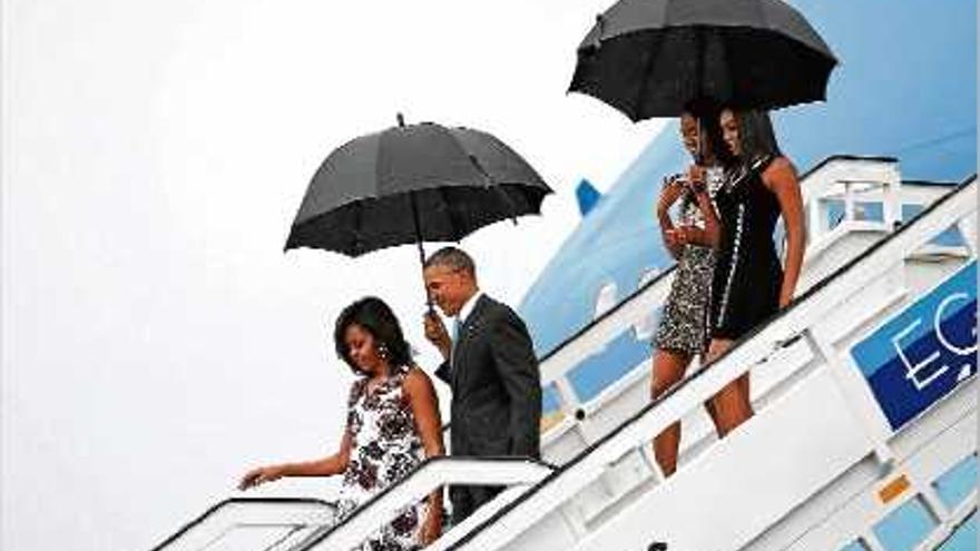 Obama i la seva família, baixant de l&#039;avió presidencial, en arribar a Cuba.