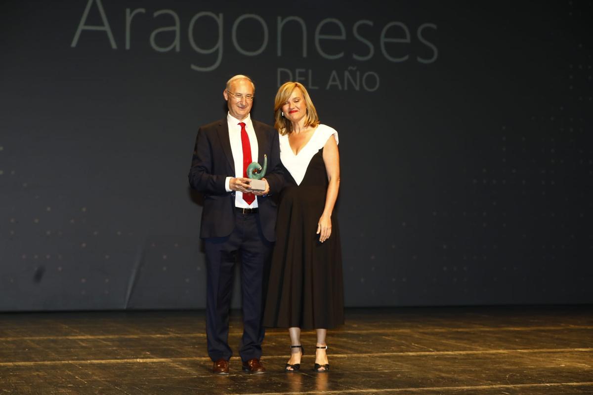 Ángel Luis Monge, director de Universidad de la Experiencia, recibe el premio de manos de Pilar Alegría, ministra de Educación