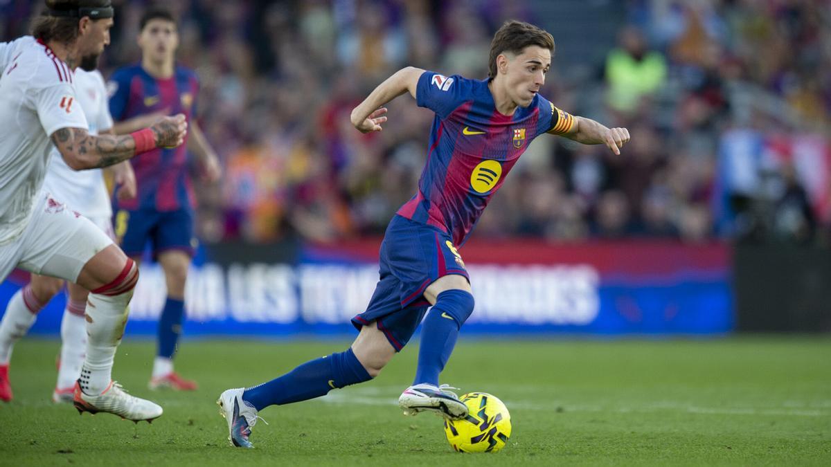 Gavi controla el balón en su retorno al terreno de juego tras la lesión durante el partido de liga entre el FC Barcelona y el Sevilla en el Camp Nou.