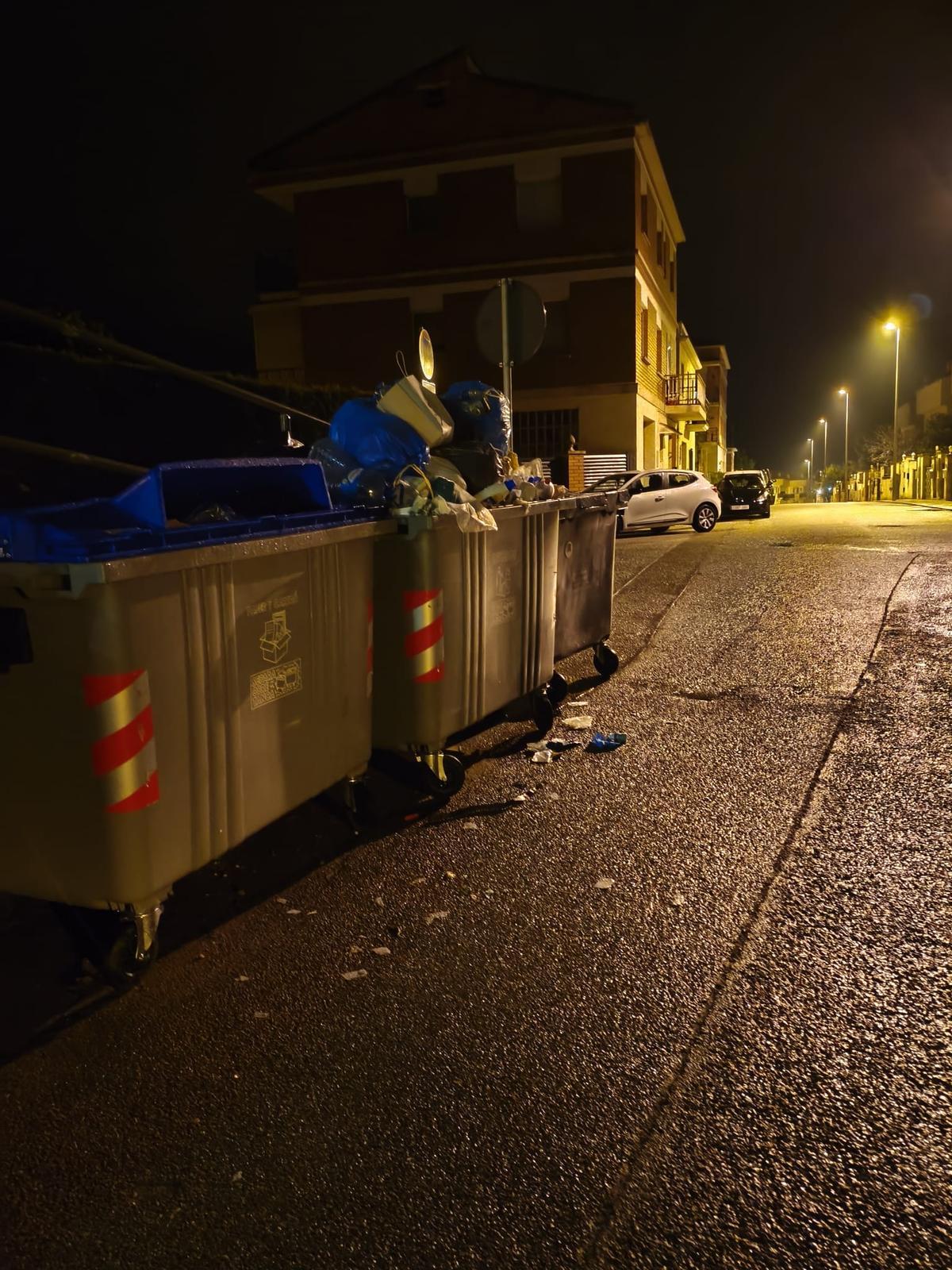 Estat dels contenidors de Sant Salvador de Guardiola en una nit de diumenge