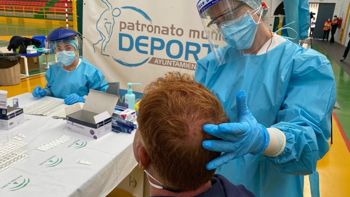 Realización de una prueba de coronavirus.