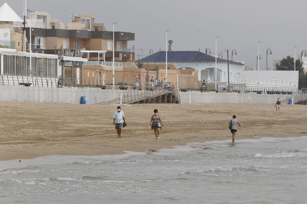 Escasa afluencia a las playas de Torrevieja el primer día de reapertura para paseo y práctica de deporte individual