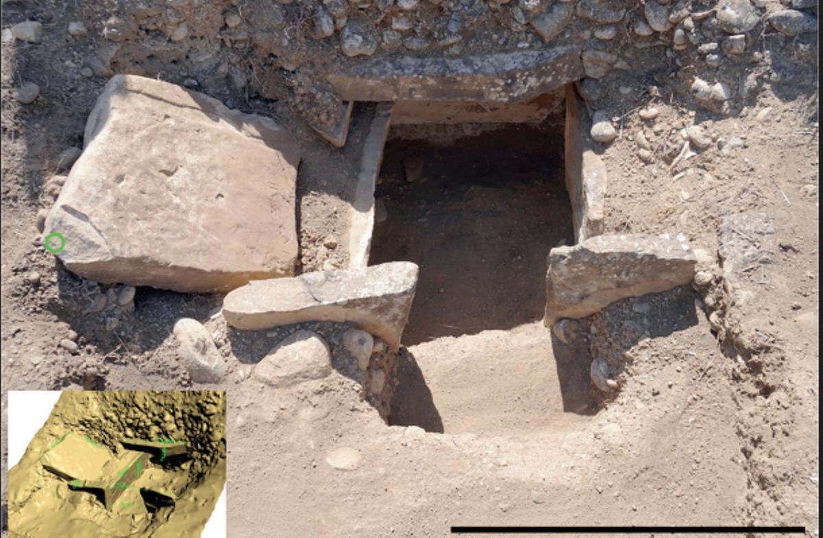 Uno de los enterramientos prehistóricos en cista de Pizarra, con su modelo tridimensional en la esquina inferior izquierda.