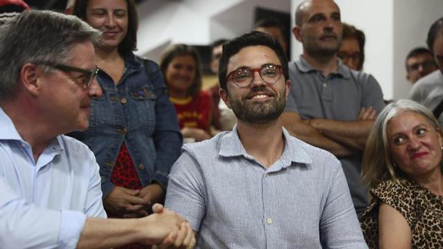 Llera, en el centro, recibe la felicitación de Nuño, con Almudena Cueto a la derecha y bajo la mirada de Adriana Lastra, a su espalda.