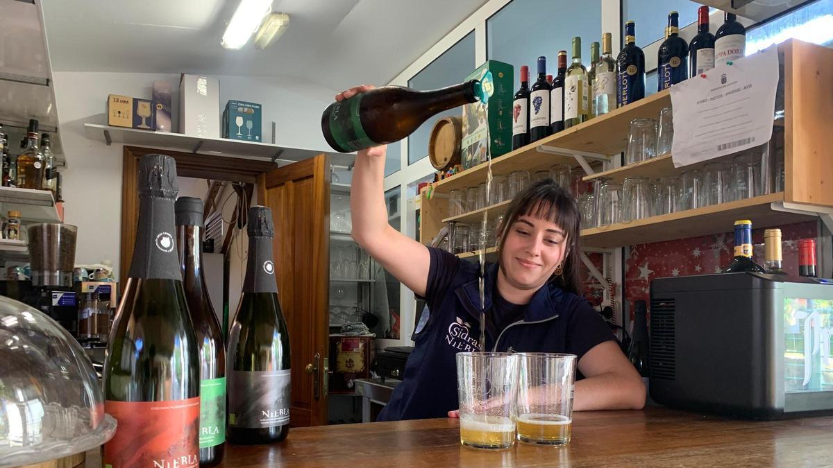 María Belén Rodríguez escancia su Sidra Niebla.