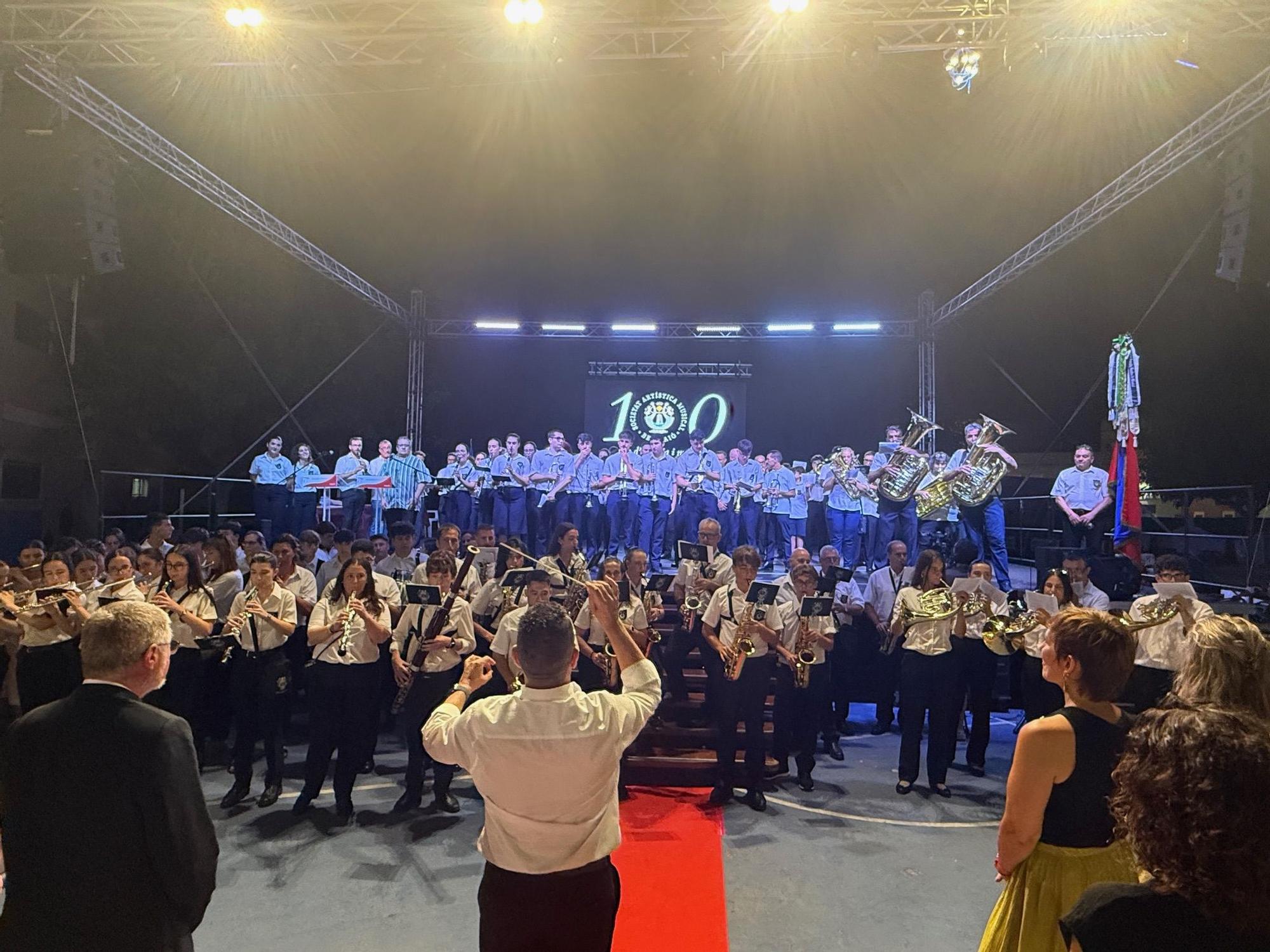 La Sociedad Artística Musical de Benifaió en el acto conmemorativodel su centenario este domingo.