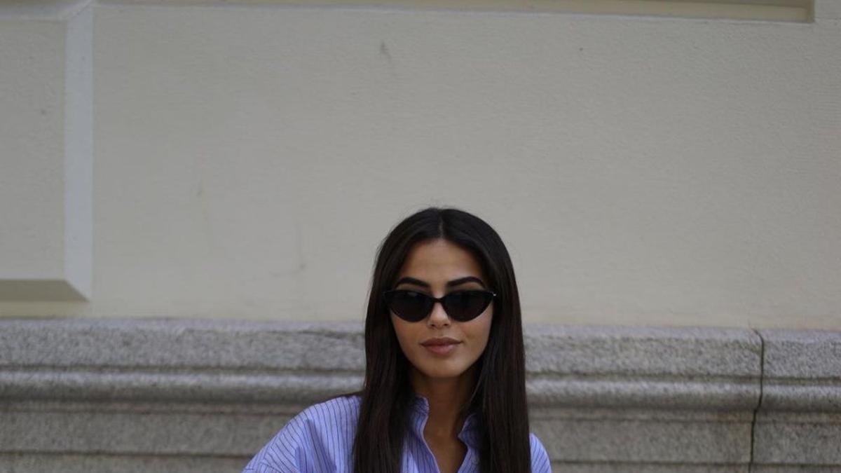 Lila Mangriñán, con camisa de rayas