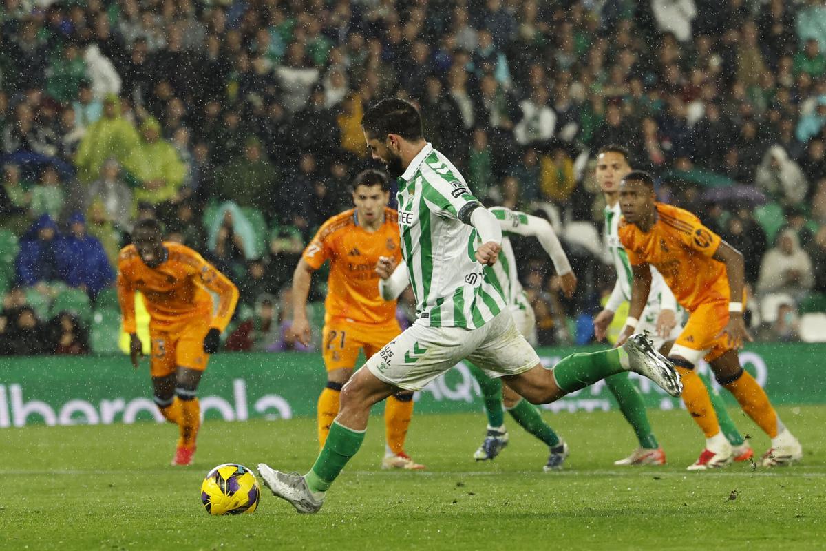 Isco anota desde el punto de penalti durante el partido de la jornada 26 de LaLiga EA Sports que Real Betis y Real Madrid disputan  en el estadio Benito Villamarín