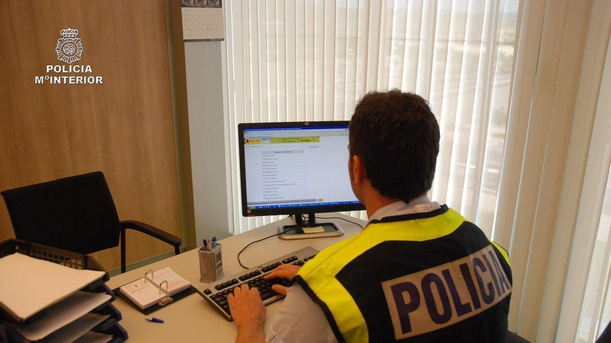 Un agente de la Policía Nacional.