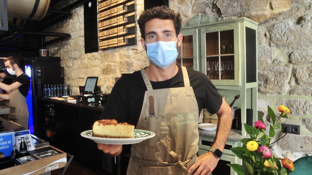 El cocinero de Os Maristas muestra su propuesta de tarta de queso/ Gustavo Santos