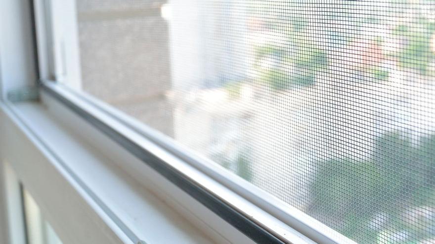 La mosquitera de quita y pon de Lidl que puedes colocar en la ventana este verano