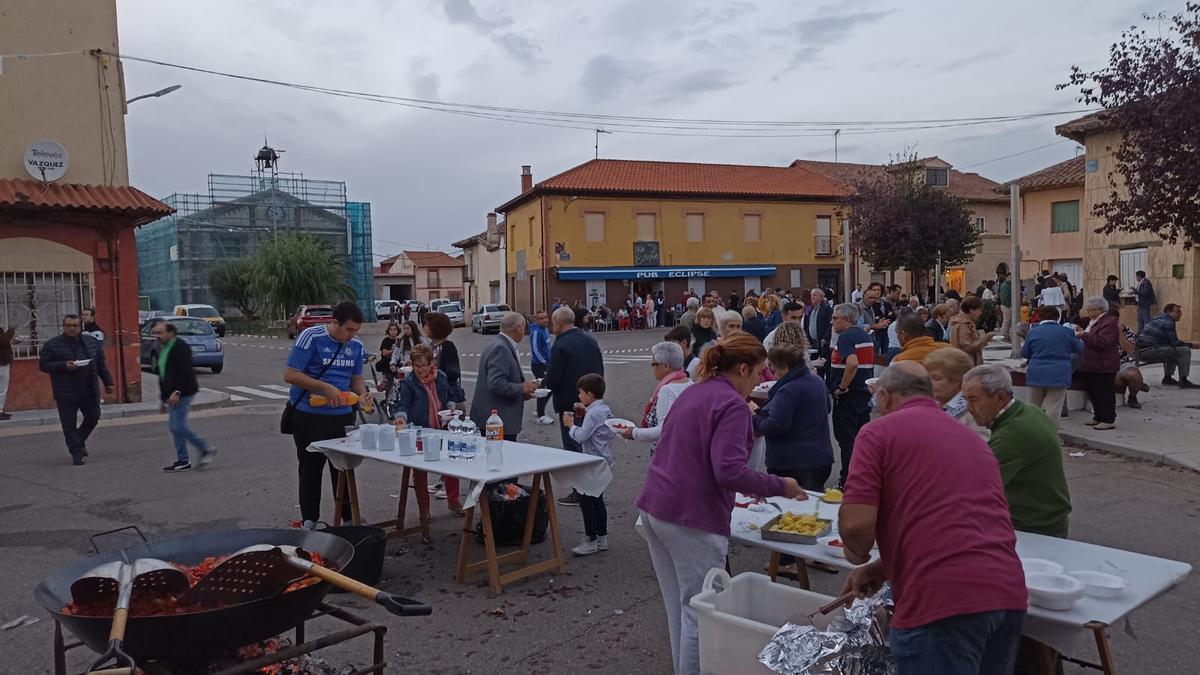 Aspecto que presentaba la plaza al comenzar el reparto de raciones en San Cristóbal.