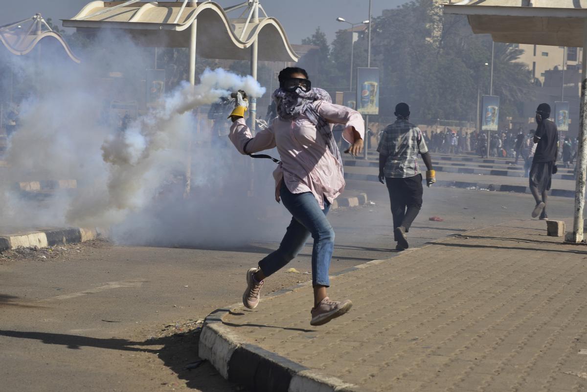 World Press Photo 2022. África. Categoría ’Singles’. ’Sudan protests’. Un manifestante devuelve un frasco de gases lacrimógenos que fue lanzado por las fuerzas de seguridad durante una manifestación en Jartum, Sudán, el 30 de diciembre del 2021.