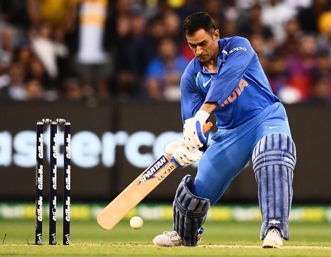 Mahendra Singh Dhoni de India juega un tiro durante el tercer partido internacional de cricket de un día entre Australia e India en el Melbourne Cricket Ground en Melbourne.