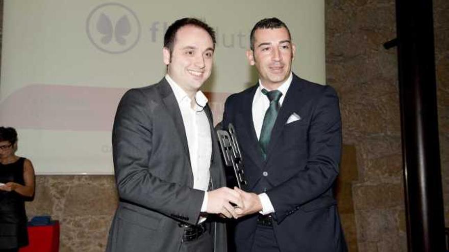 Pedro Suárez (izquierda) recibe de Pedro Muñiz el premio &quot;Aje Junior&quot; 2013.