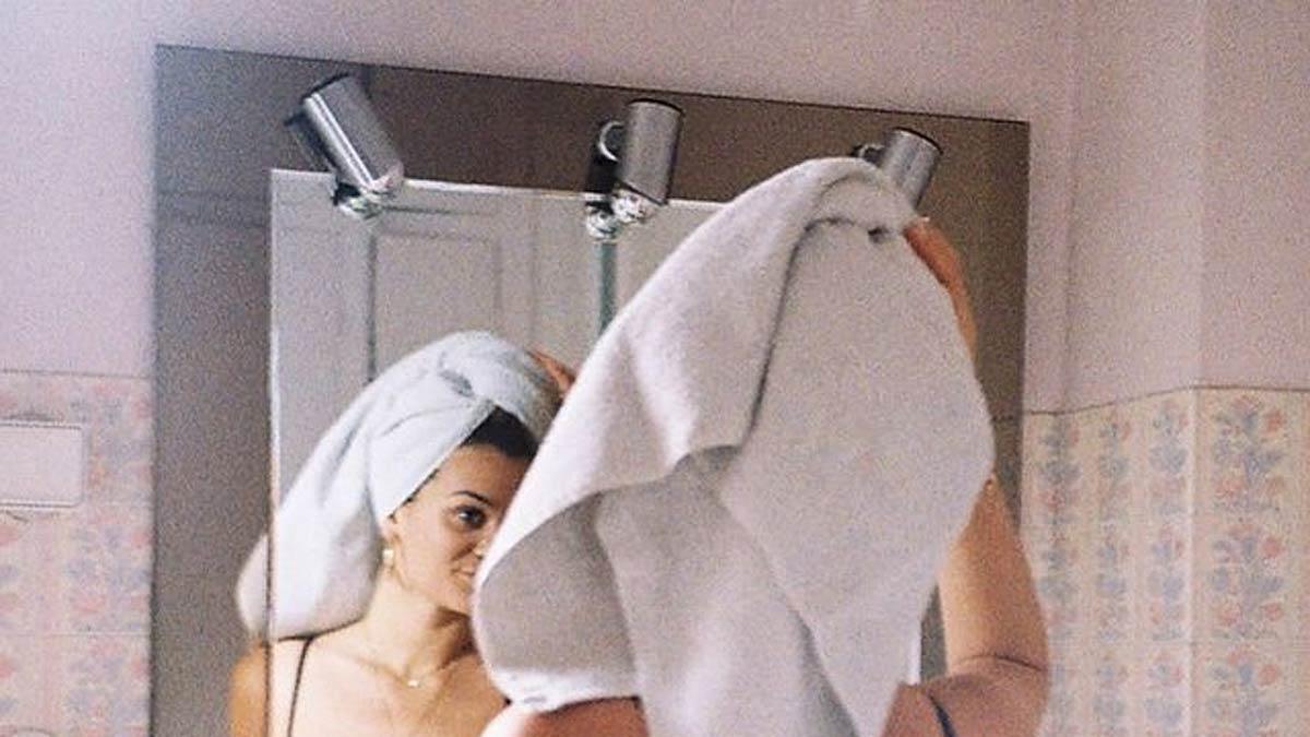 La 'it girl' francesa Anne Laure Mais con una toalla en la cabeza después de lavar su pelo en casa