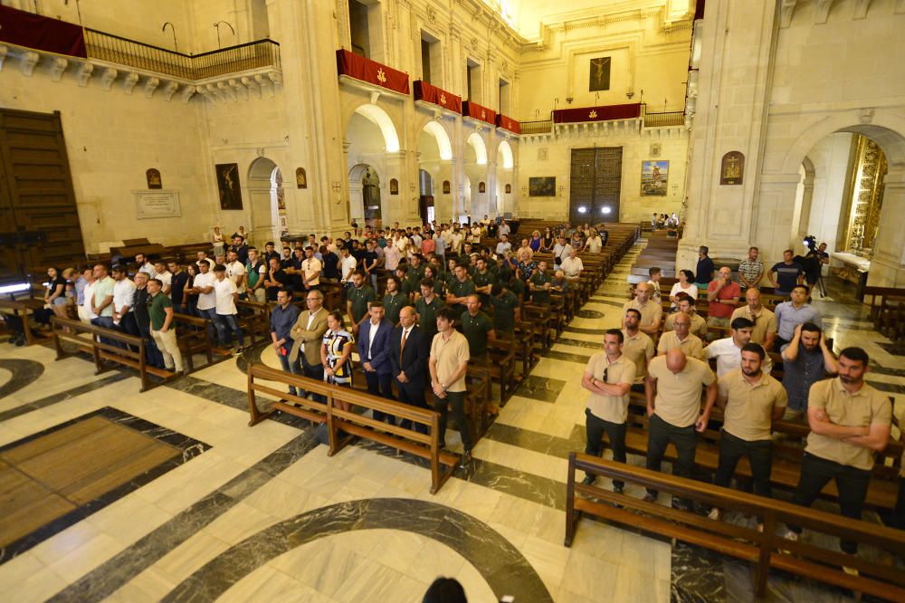 El Elche Club de Fútbol ha realizado este miércoles la tradicional ofrenda de flores a la Virgen de la Asunción.