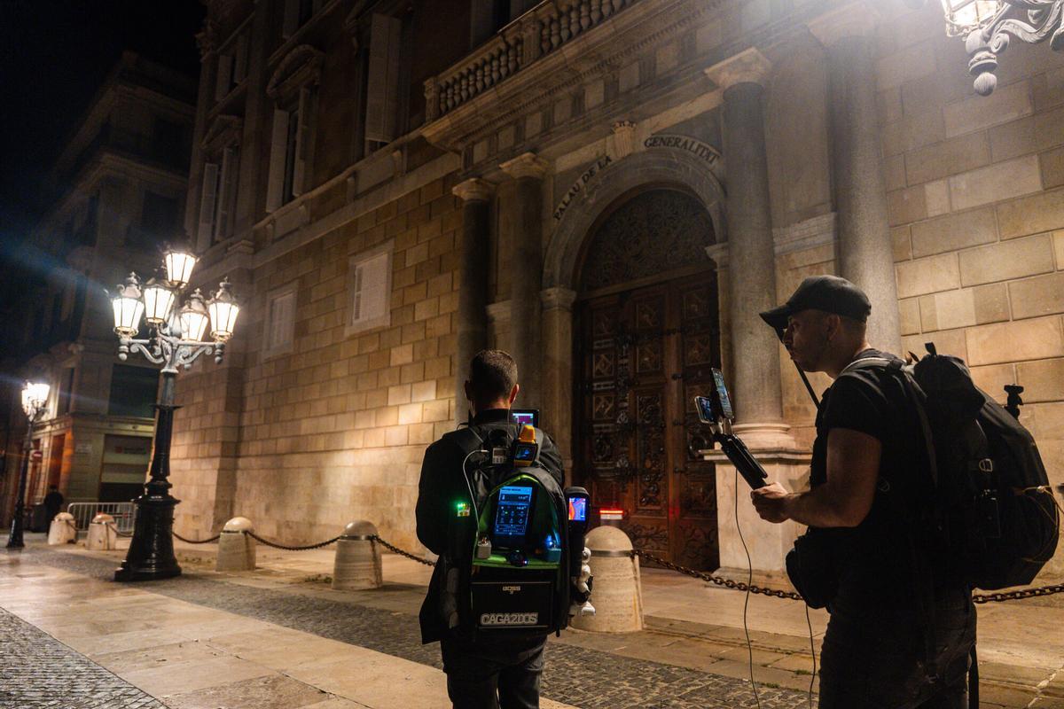 Ruta paranormal por los barrios de Ciutat Vella junto a los investigadores paranormales Caga2dos, Toni y David. AUTOR: Marc Asensio. Barcelona. 11/05/2026. OnBarcelona. Barcelona, Catalunya, España, fantasmas, cazafantasmas, Caga2dos, Gótico, Raval, Born, barrio, Ciutat Vella, investigación, espíritus, fantasmas, ruta paranormal