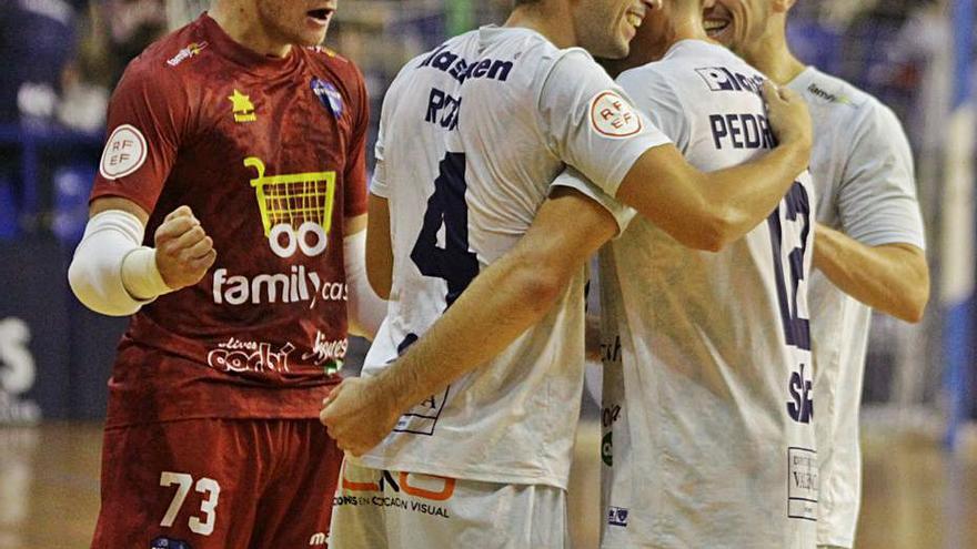 Celebración tras el primer gol, obra de Rubi. | PAULA CLIMENT