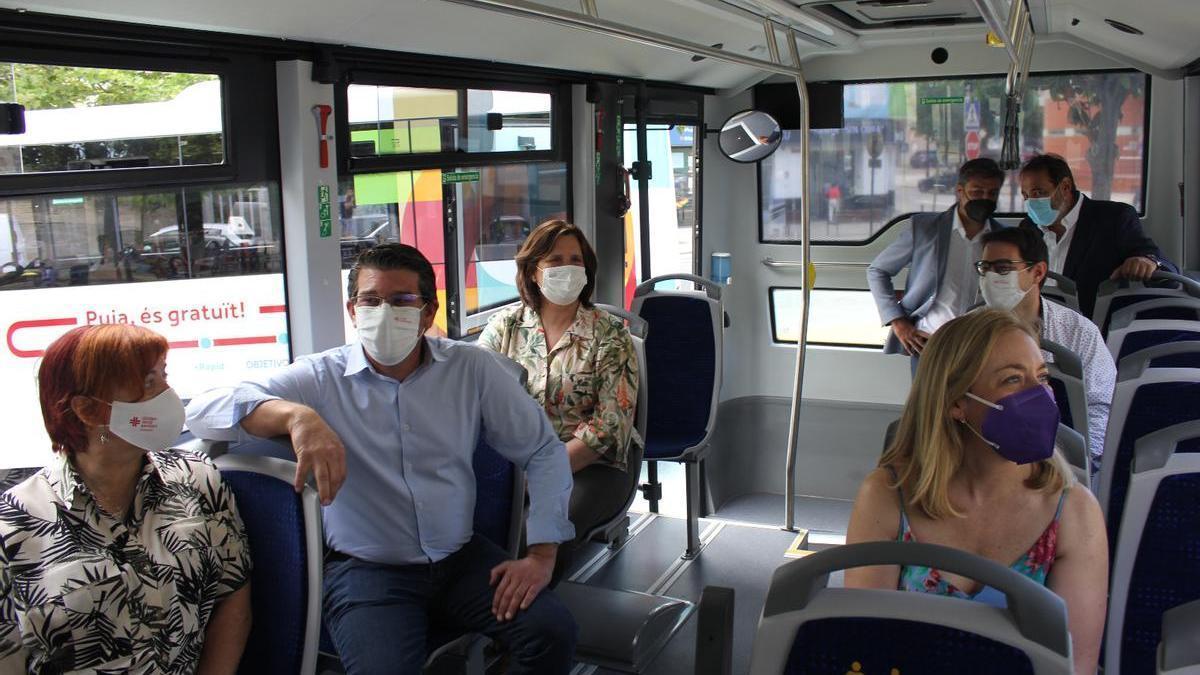 Representación del gobierno municipal ontinyentí, de Aupisa y de Incar, ayer en un autobús