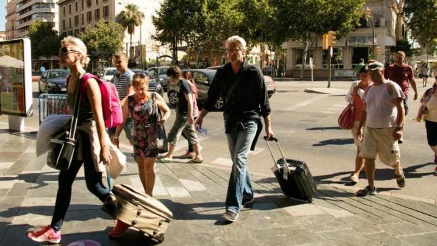 Sind sie auf dem Weg zu einer illegalen Unterkunft? Urlauber in Palma.