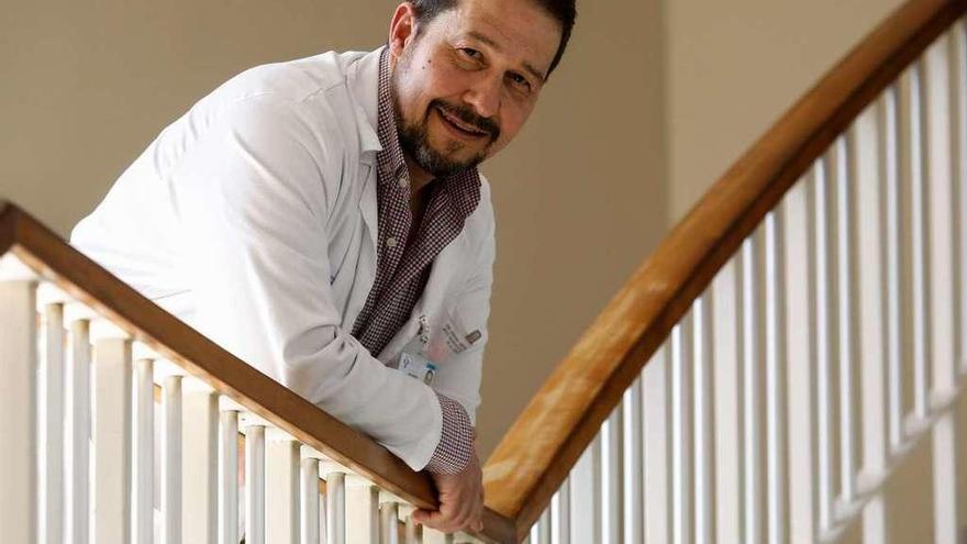 Ángel Martínez, en la escalera del centro sanitario gijonés.