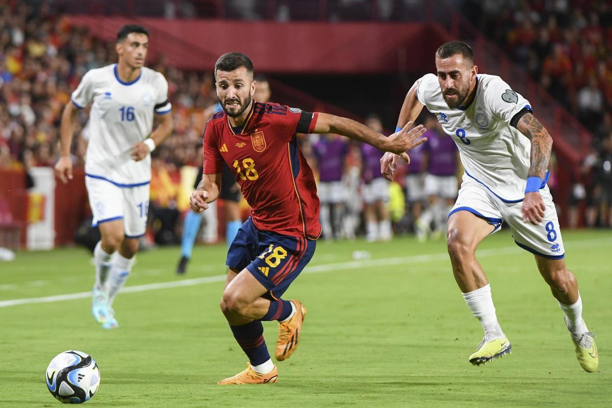 Gayà en un partido con la selección