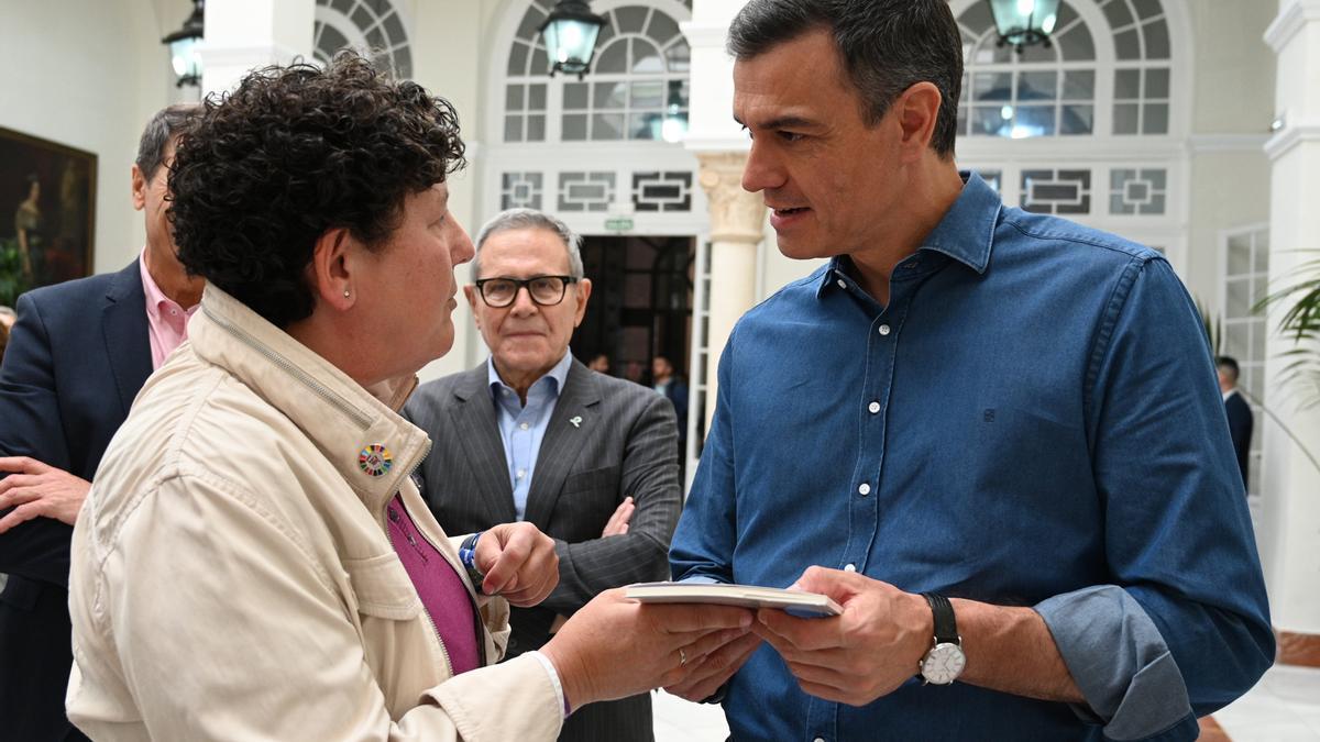 El president del govern espanyol, Pedro Sánchez, en una trobada amb representants d'associacions de lluita contra el càncer