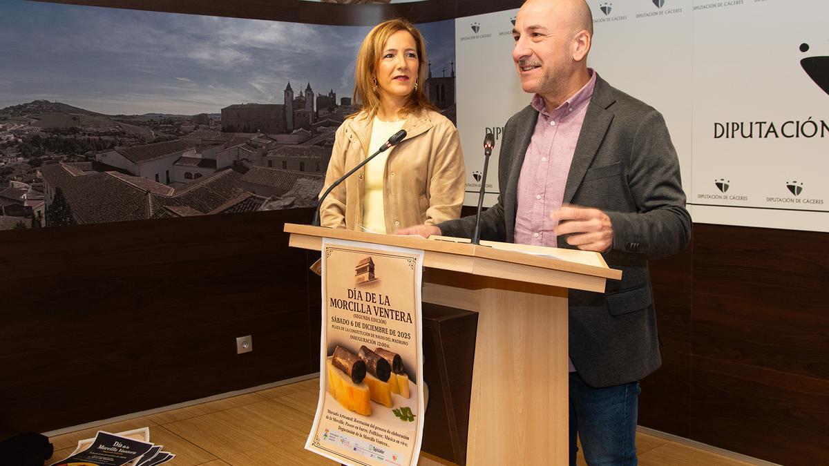 De izquierda a derecha: Elisabeth Martín, diputada de Turismo y Ricardo Villegas, alcalde de Navas del Madroño.
