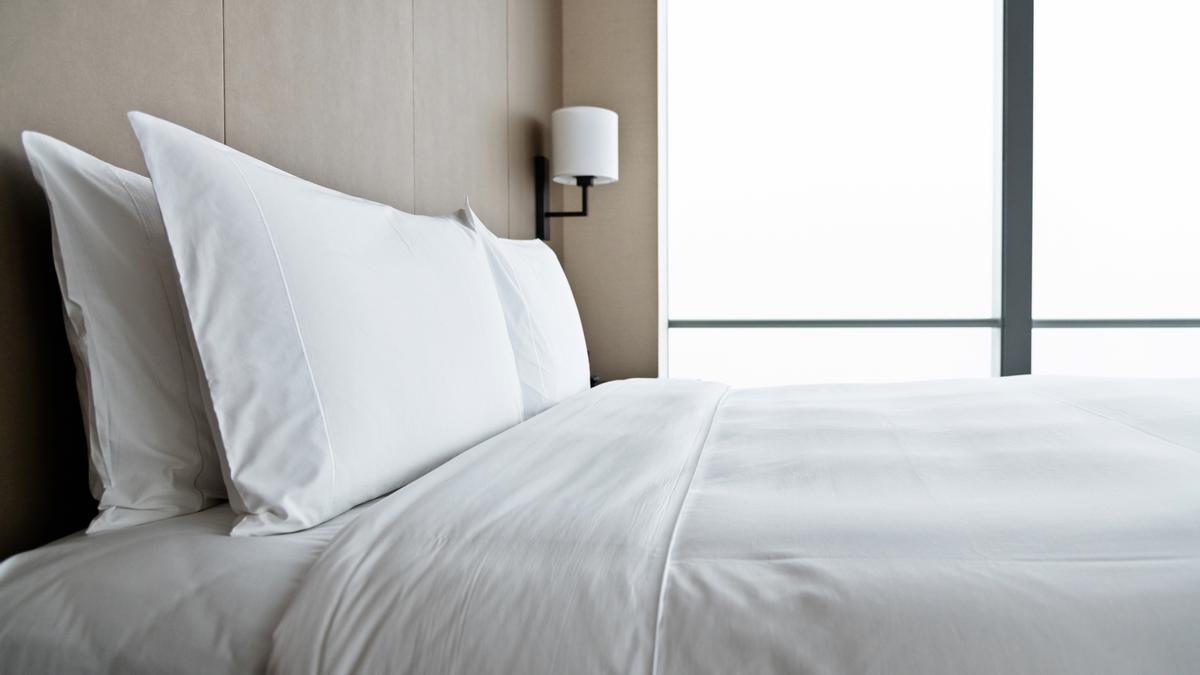 El truco definitivo para saber si hay bichos en la sábanas de la cama del hotel.