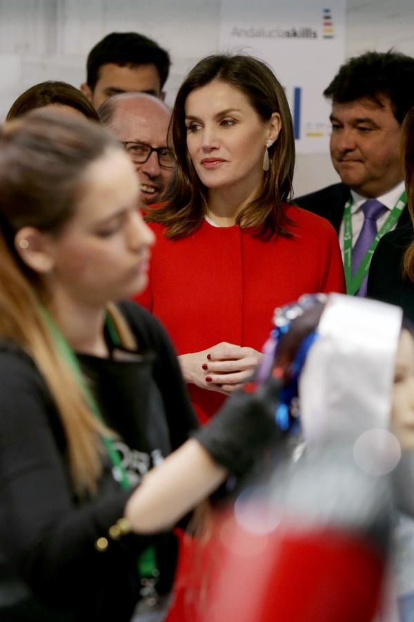 Letizia Ortiz con abrigo rojo de Zara