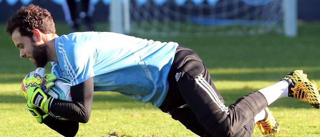 Sergio Álvarez atrapa un balón durante un entrenamiento del Celta en las instalaciones deportivas de A Madroa. // Marta G. Brea