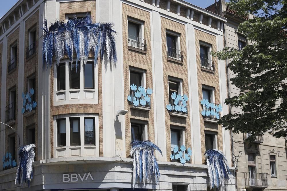 La façana del BBVA a Girona, decorada per Temps de Flors